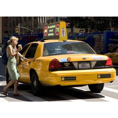 P2.5 P3.33 P4 Taxi Top LED Display Layar Iklan Video Luar Ruangan Mobil